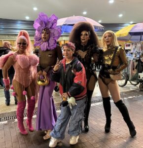 La Noche y Las Luciérnagas ,  Diez años :  Edición Maybe this time, A la Plancha